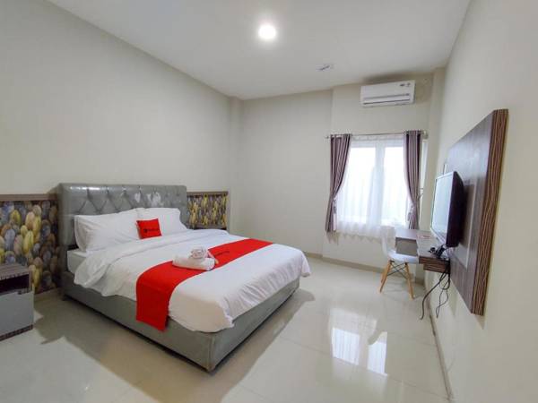 RedDoorz Syariah near GOR Satria Area