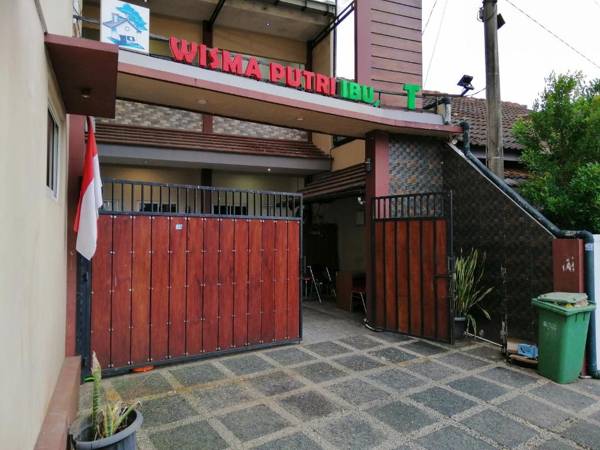 OYO 90703 Wisma Ibu T