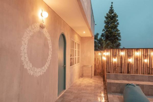 Villa Navi - When a butterfly sits on a flower 