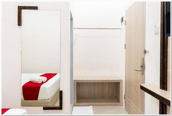 RedDoorz Plus @ Centrium Katamso Medan