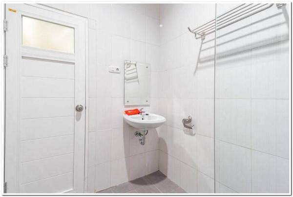 RedDoorz near RS Royal Prima Medan 2