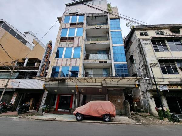 OYO 90952 Hotel Grand Sirao