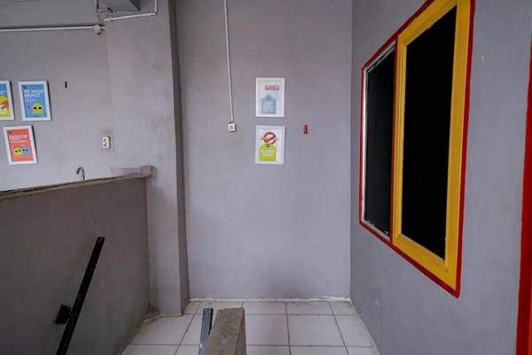 RedDoorz near RS Adam Malik Medan 3