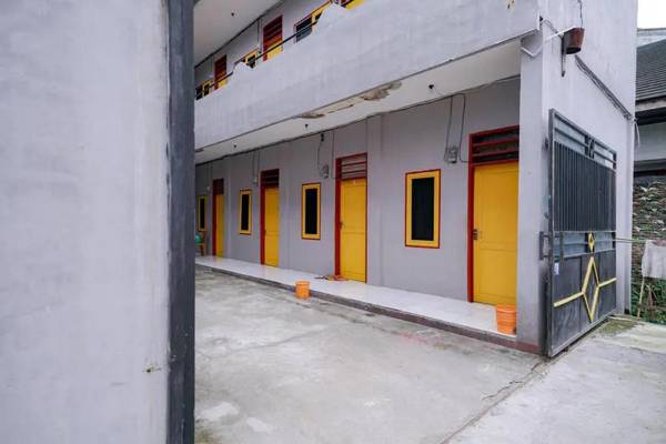 RedDoorz near RS Adam Malik Medan 3