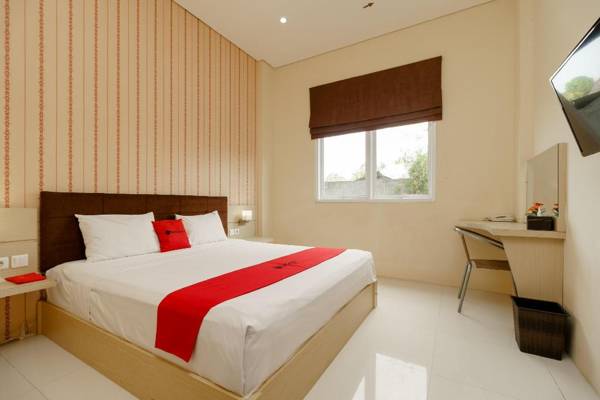 RedDoorz Plus near Sangkareang Park