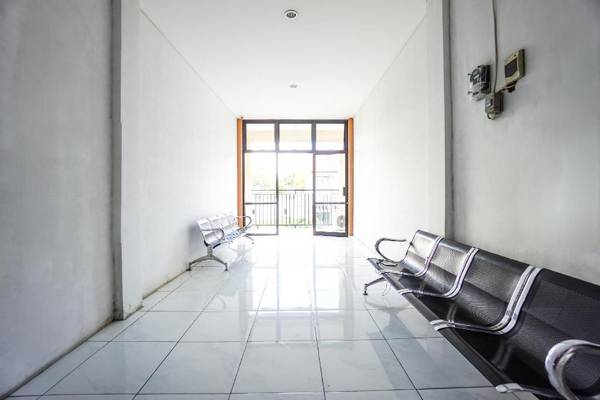 OYO 1693 Edward Residence Malalayang