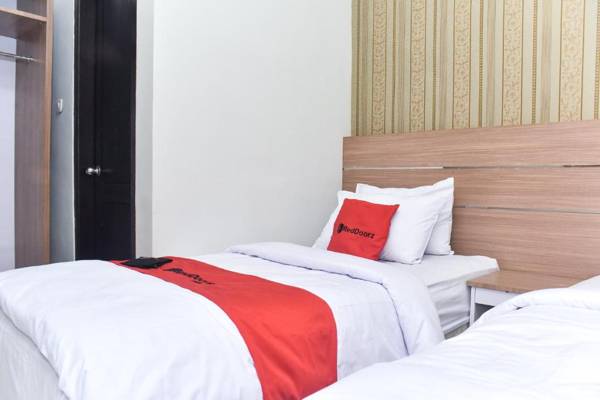 RedDoorz Plus near Malang Town Square