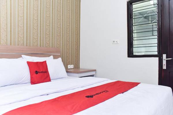 RedDoorz Plus near Malang Town Square