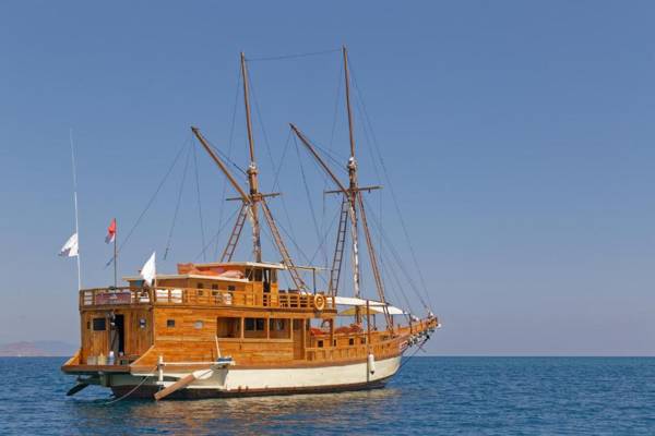 Plataran Phinisi Ambasi a Luxury Private Cruise