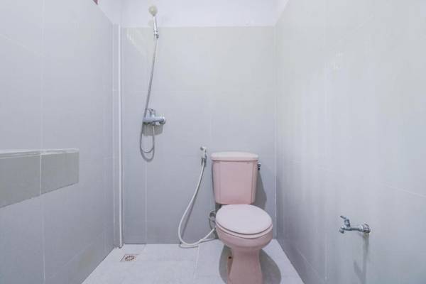 OYO 2411 Taman Mekar Beach Inn 2