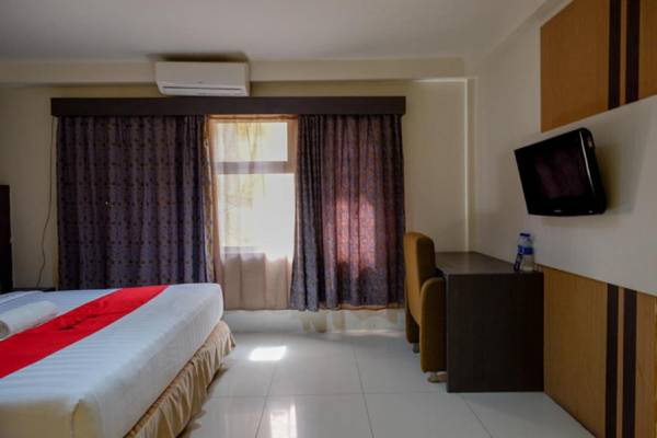 RedDoorz Plus near Hotel Benua Kendari