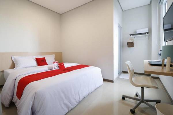 RedDoorz Plus Syariah near Mall Pondok Indah