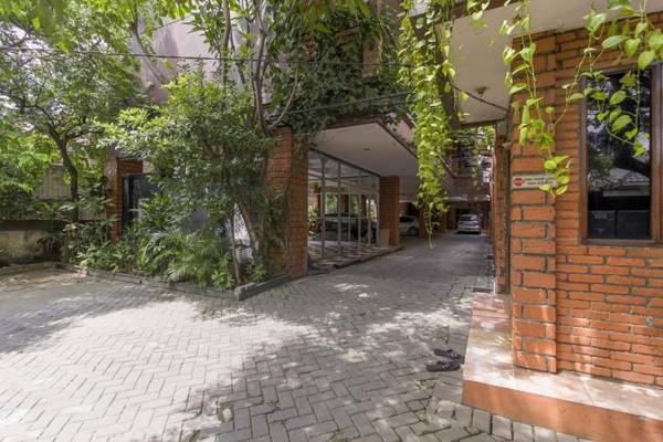 RedDoorz Plus At Ampera Raya