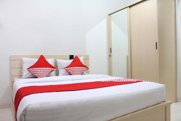 Vaccinated Staff - OYO 266 Margonda Residence 5