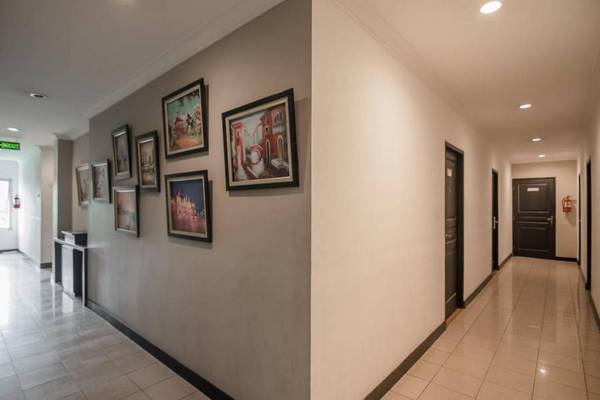 RedDoorz Plus near Mangga Besar Station 2