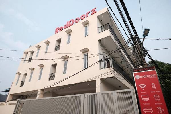 RedDoorz near Taman Palem