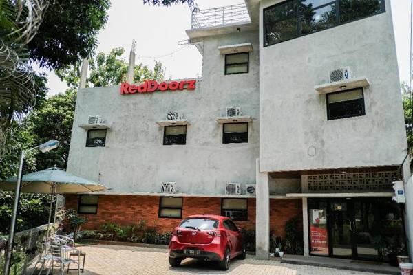 RedDoorz  near Trans Studio Mall Cibubur 3