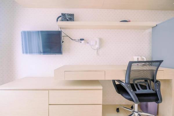 Workspace - Comfort Studio at Dave Apartment By Travelio