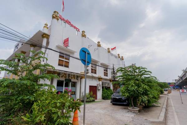 RedDoorz Syariah near Universitas Borobudur