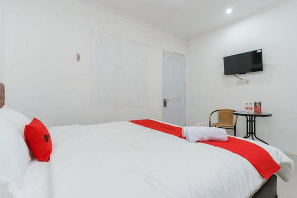 RedDoorz Syariah near Universitas Borobudur