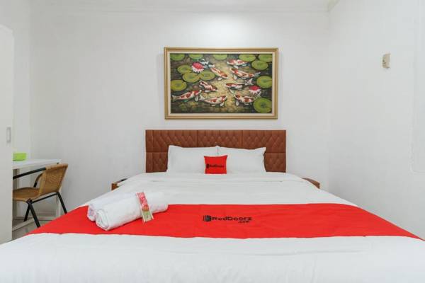 RedDoorz Syariah near Universitas Borobudur