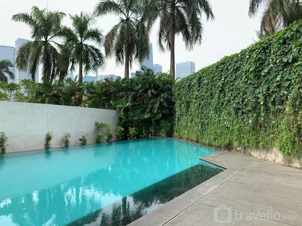 Comfortable 2BR Palm Court Apartment By Travelio