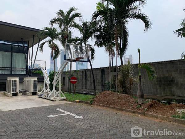 Comfortable 2BR Palm Court Apartment By Travelio