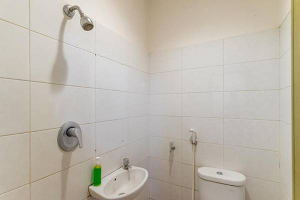 RedDoorz near Stasiun Juanda Jakarta