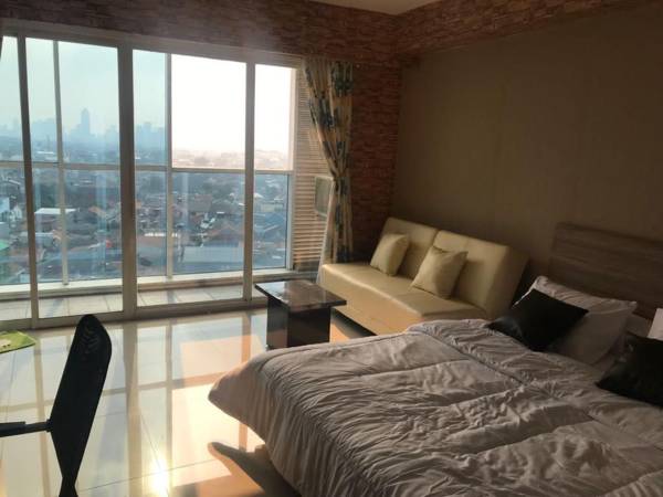 Comfy Wooden Decorated Studio - The Hive Cawang