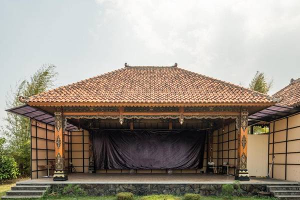 RedDoorz Premium At Joglo Garut Cottage Syariah