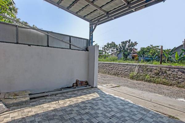 SPOT ON 91506 Guest House Putri Raja