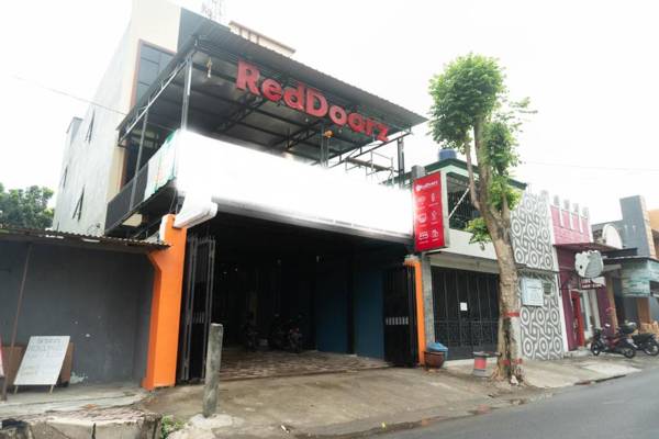 RedDoorz Syariah near Alun Alun Blitar