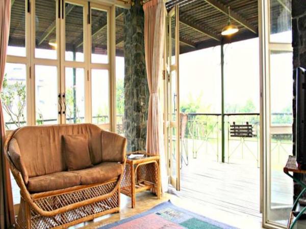 De Villa Istana Bunga by HouseinBandung