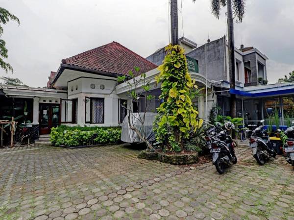 OYO 90479 The Ethnic Hotel Bandung all Suites