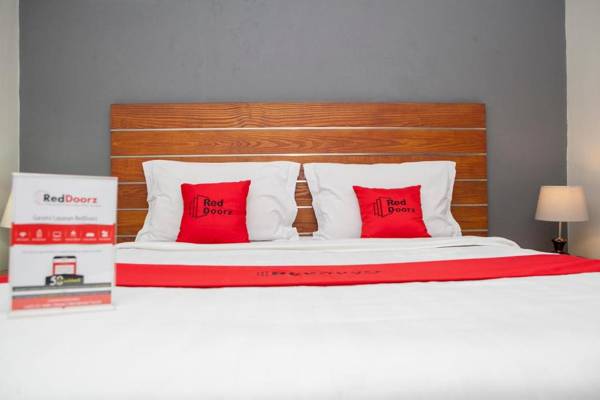 RedDoorz Plus near Asia Afrika 3