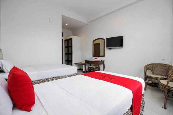 RedDoorz Near Trans Studio Mall 3