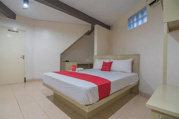 RedDoorz plus near Museum Geologi Bandung