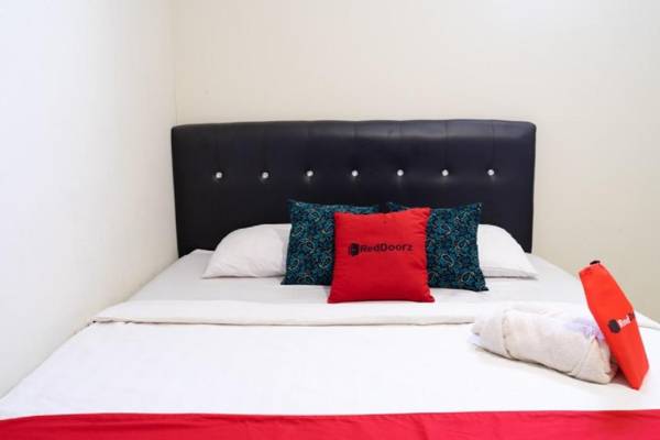 RedDoorz near Setrasari Mall 4