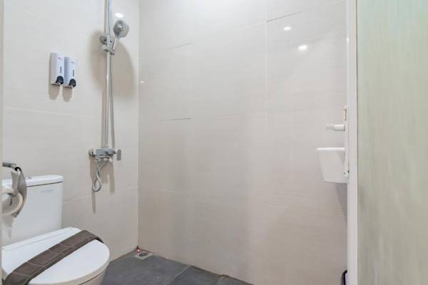 RedDoorz Plus @ Point Phila Cihampelas