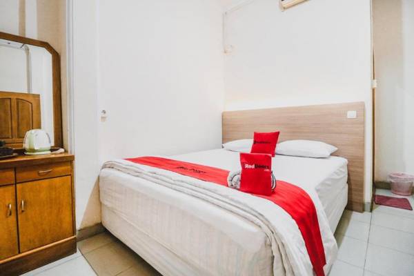 RedDoorz Plus near WTC Batanghari Mall