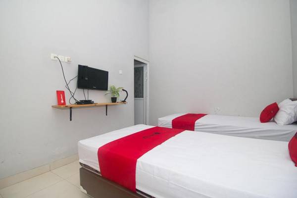 RedDoorz Plus Syariah near Alun Alun Sampang