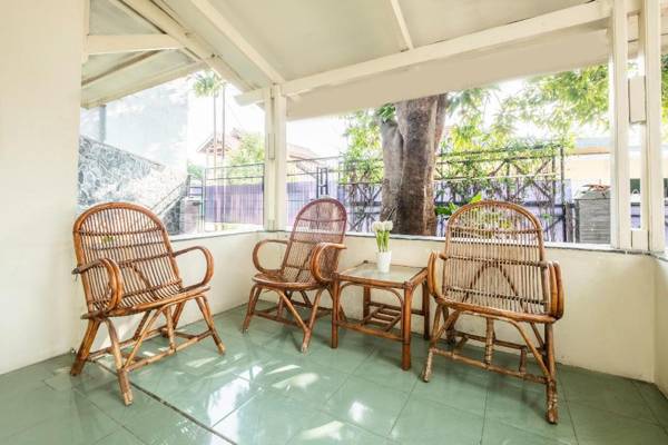 Vaccinated Staff - OYO 2227 Raka Residence Syariah