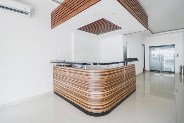 RedDoorz Plus near Living Plaza Jababeka