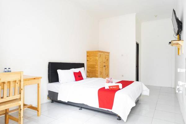 RedDoorz Syariah near Jatisampurna Hospital