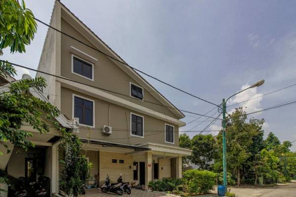 RedDoorz Plus near Lippo Cikarang Mall