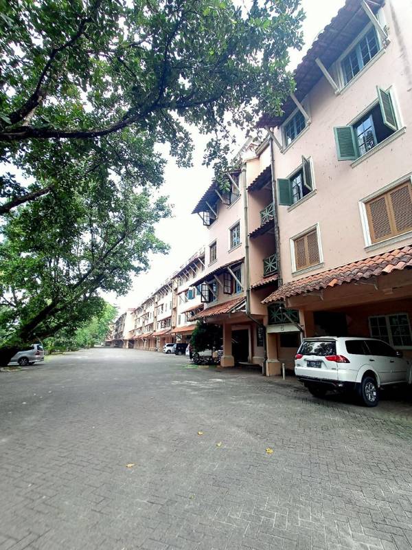 Condominium Lippo Carita by Eneng