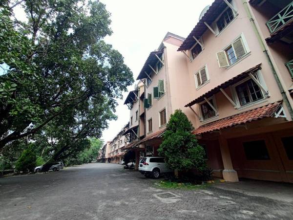 Condominium Lippo Carita by Eneng