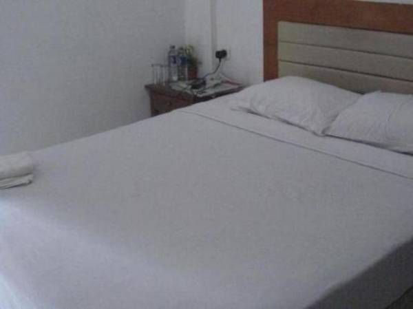 Hotel New Season and Cafe