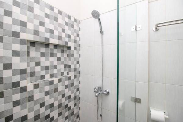 RedDoorz Plus near Soekarno Hatta Airport Taman Mahkota