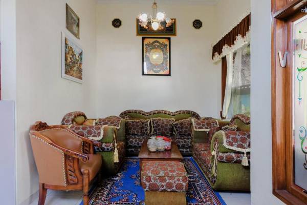 Vaccinated Staff-OYO 930 Griya Imafa